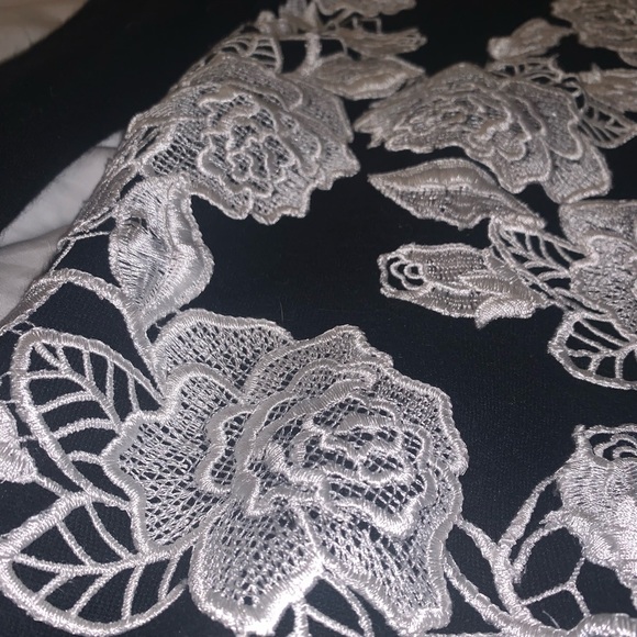 Naeem Khan Floral Lace Appliqué Cashmere Sweater - Picture 7 of 7